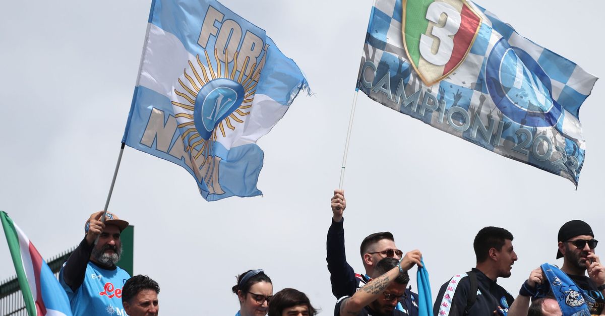 napolicagliari al cardarelli rafforzato il pronto soccorso e la facciata illuminata di azzurro