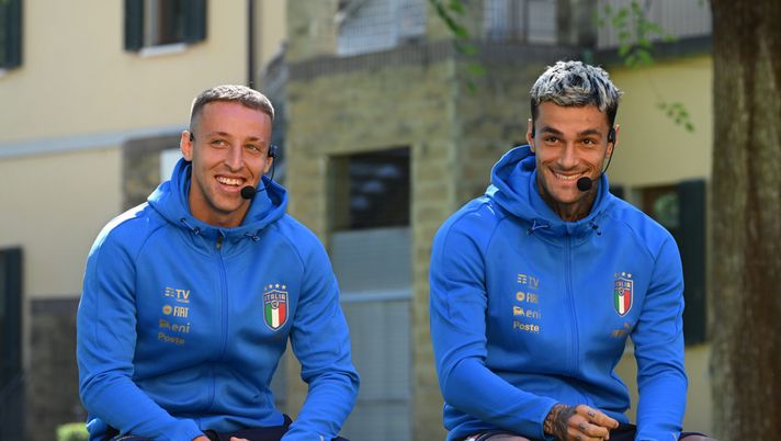 FLORENCE, ITALY - SEPTEMBER 21: Gianluca Scamacca and Davide Frattesi of Italy react during 'Azzurri Live' at Centro Tecnico Federale di Coverciano on September 21, 2022 in Florence, Italy. (Photo by Claudio Villa/Getty Images) ‘RADIO PENSIERI’, TORRI: “Sfumato Frattesi, si investirà sul nuovo centravanti” - immagine 1