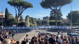 Funerali Flavio, lo striscione della Nord: “Come un’aquila ora vola” – VIDEO