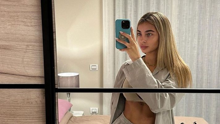 Scatto casalingo per Chiara Frattesi: selfie allo specchio in pigiama - immagine 1