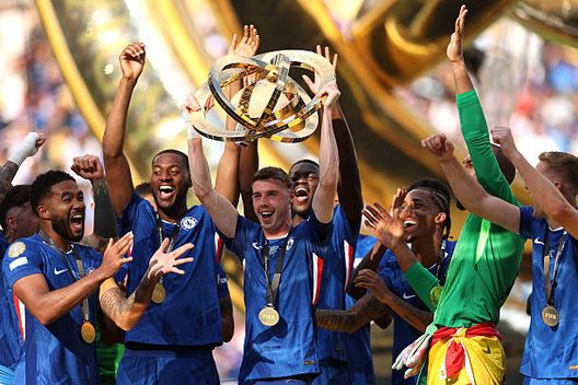 Cole Palmer, numero 10 del Chelsea FC, solleva il trofeo della FIFA Club World Cup dopo la vittoria della sua squadra nella finale del Mondiale per club 2025 tra Chelsea FC e Paris Saint-Germain. (Foto di Buda Mendes/Getty Images). Chelsea, Cole Palmer a Saint Kitts e Nevis: il campione abbraccia le sue origini- immagine 2