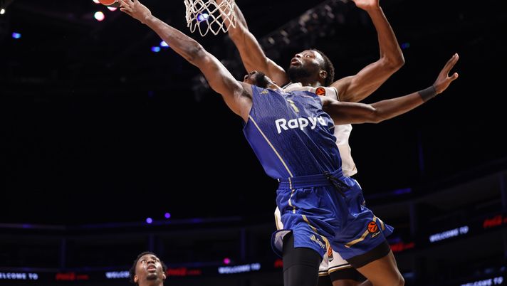 DUBAI, UNITED ARAB EMIRATES - DECEMBER 16: Jaylen Hoard, #1 of Maccabi Rapyd Tel Aviv competes against Awudu Abass, #5 of Dubai Basketball during the EuroLeague match between Dubai Basketball and Maccabi Rapyd Tel Aviv at Coca-Cola Arena on December 16, 2025 in Dubai, United Arab Emirates. (Photo by Jorge Ferrari/Euroleague Basketball via Getty Images) Monaco-Maccabi Tel-Aviv streaming gratis: dove vedere la diretta tv live - immagine 1