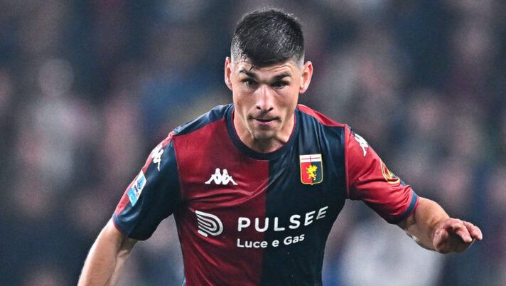 GENOA, ITALY - APRIL 4: Ruslan Malinovskyi of Genoa is seen in action during the Serie A match between Genoa and Udinese at Stadio Luigi Ferraris on April 4, 2025 in Genoa, Italy. (Photo by Simone Arveda/Getty Images) Genoa, condizioni da rivalutare per Malinovskyi: l’indicazione di Vieira sul rientro - immagine 1