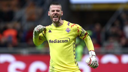 MILAN, ITALY - APRIL 05: David de Gea of ACF Fiorentina reacts during the Serie A match between AC Milan and ACF Fiorentina at Stadio Giuseppe Meazza on April 05, 2025 in Milan, Italy. (Photo by Marco Luzzani/Getty Images) De Gea