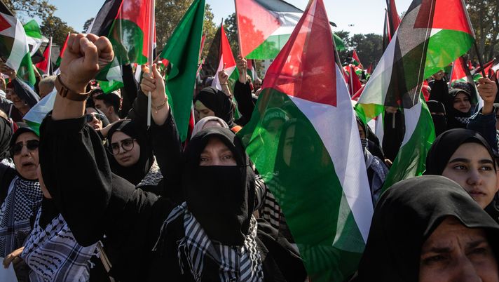 ISTANBUL, TURKEY - OCTOBER 13: People gather in support of the recent attacks on Israel by the Palestinian militant group Hamas after the Friday prayer at Beyazit Mosque on October 13, 2023 in Istanbul, Turkey. There have been a series of pro-Palestinian demonstrations in Istanbul amid the renewed fighting between Israel and Hamas, which launched a surprise attack in southern Israel last Saturday. Israel responded with a massive bombing campaign in Gaza. (Photo by Burak Kara/Getty Images) Guerra in Medio Oriente: le origini del conflitto Israele-Palestina - immagine 1
