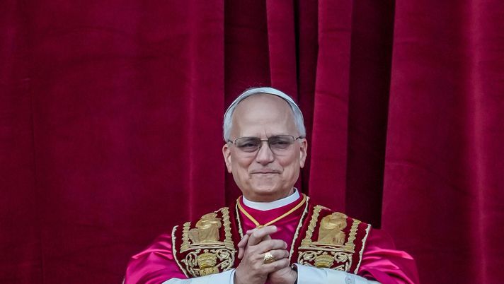 VATICAN CITY, VATICAN - MAY 08: The newly elected Pontiff, Pope Leo XIV is seen for the first time from the Vatican balcony on May 8, 2025 in Vatican City, Vatican. White smoke was seen over the Vatican early this evening as the Conclave of Cardinals took just two days to elect Cardinal Robert Francis Prevost, who will be known as Pope Leo (Leone) XIV, as the 267th Supreme Pontiff after the death of Pope Francis on Easter Monday. (Photo by Christopher Furlong/Getty Images) Papa Leone XIV all’Olimpico per vedere la Roma: ecco quando è successo - immagine 1