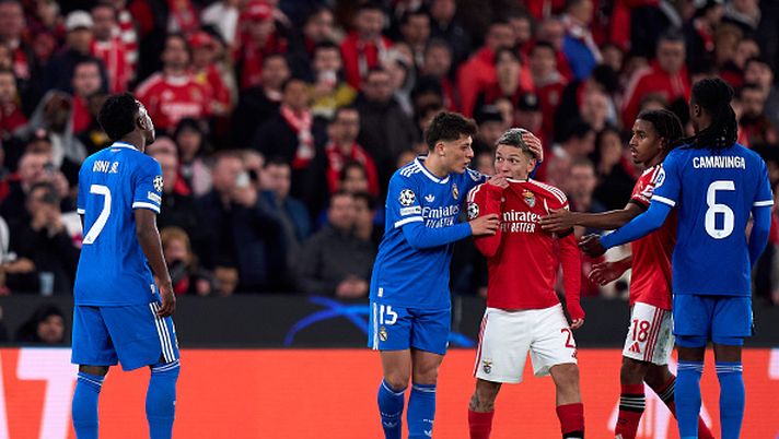 LISBON, PORTUGAL - FEBRUARY 17: Gianluca Prestianni of Benfica speaks towards Vinicius Junior of Real Madrid during the UEFA Champions League 2025/26 League Knockout Play-off First Leg match between SL Benfica and Real Madrid C.F. at Estadio do SL Benfica on February 17, 2026 in Lisbon, Portugal. (Photo by Angel Martinez/Getty Images) Insulti a Vinicius, Felipe Melo si scaglia contro Prestianni - immagine 1
