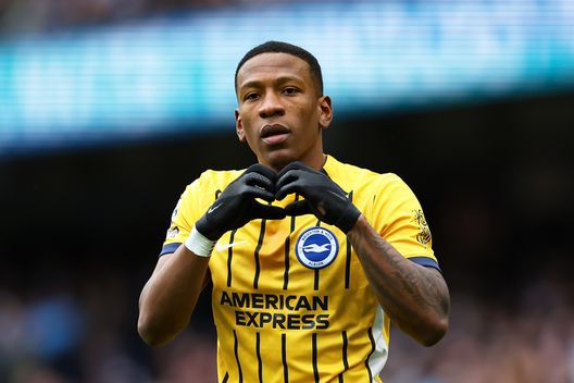 Manchester, Inghilterra - 15 marzo 2025: Pervis Estupiñán esulta dopo aver segnato contro il Manchester City. (Foto di Matt McNulty/Getty Images) Estupinan
