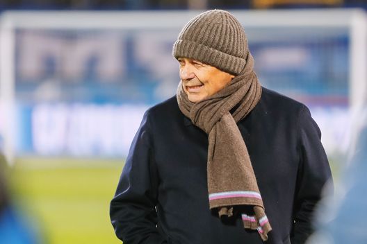 SAN PIETROBURGO, RUSSIA - 24 OTTOBRE: L'allenatore del FC Zenit San Pietroburgo, Mircea Lucescu, osserva durante la partita della Lega di Calcio Russa tra FC Zenit San Pietroburgo e FC Orenburg allo stadio Petrovsky il 24 ottobre 2016 a San Pietroburgo, Russia. (Foto di Epsilon/Getty Images)