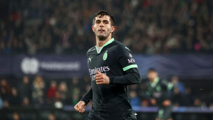 ROTTERDAM, NETHERLANDS - FEBRUARY 12: Christian Pulisic of AC Milan looks on during the UEFA Champions League 2024/25 League Knockout Play-off first leg match between Feyenoord and AC Milan at Stadion Feijenoord (De Kuip) on February 12, 2025 in Rotterdam, Netherlands. (Photo by Giuseppe Cottini/AC Milan via Getty Images) Milan-Verona, formazioni ufficiali: fuori Mosquera! La decisione su Leao, Pulisic, Felix e Pavlovic - immagine 1