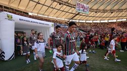 Il ko nel derby di Rio scatena i tifosi del Fluminense: razzi contro la sede del proprio club
