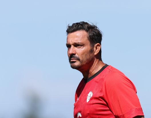 CAIRATE, ITALY - JULY 29: Head coach Milan Futuro Massimo Oddo looks on during Milan Futuro training session at Milanello on July 29, 2025 in Cairate, Italy. (Photo by Claudio Villa/AC Milan via Getty Images) milan-futuro-oddo-folgore-caratese-2-3-serie-d-parole-dichiarazioni