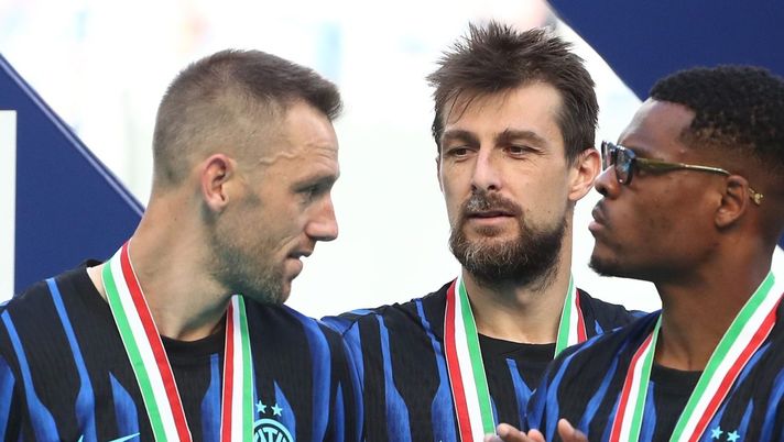 MILAN, ITALY - MAY 17: Stefan De Vrij, Francesco Acerbi and Denzel Dumfries of FC Internazionale look on during the trophy presentation after the Serie A match between FC Internazionale and Hellas Verona FC at Giuseppe Meazza Stadium on May 17, 2026 in Milan, Italy. (Photo by Marco Luzzani/Getty Images) Romano: “De Vrij parla con l’Inter di rinnovo! Decisione presa per Acerbi: ecco cosa farà” - immagine 1