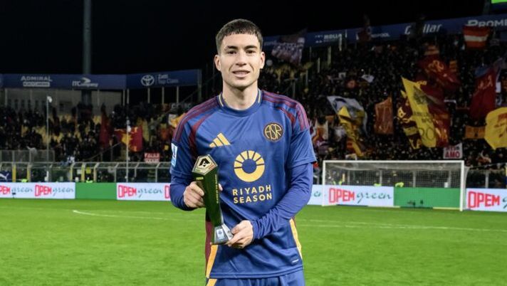 PARMA, ITALY - FEBRUARY 16: Matias Soule of AS Roma poses with the Award of the 'Man of the match' during the Serie match between Parma and Roma at Stadio Ennio Tardini on February 16, 2025 in Parma, Italy. (Photo by Fabio Rossi/AS Roma via Getty Images) Paradosso Soulé, ecco i bonus… dopo l’asta di riparazione. E chi ci ha puntato ora… - immagine 1