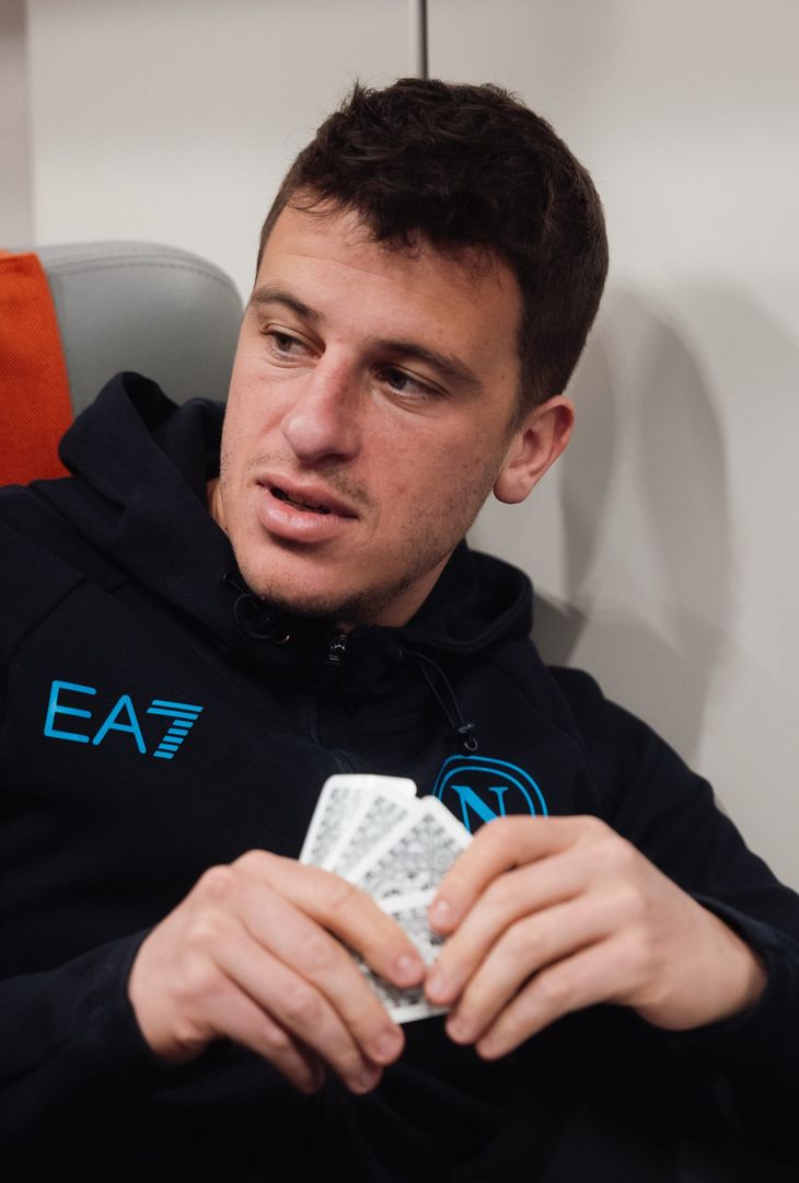 I tre azzurri si dilettano a giocare a carte in treno in attesa di arrivare a Roma