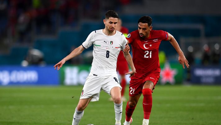 ROME, ITALY - JUNE 11: Jorginho of Italy is closed down by Irfan Can Kahveci of Turkey during the UEFA Euro 2020 Championship Group A match between Turkey and Italy at the Stadio Olimpico on June 11, 2021 in Rome, Italy. (Photo by Claudio Villa/Getty Images) italia