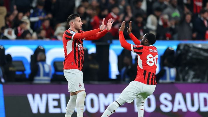 RIYADH, SAUDI ARABIA - JANUARY 06: Theo Hernandez of AC Milan celebrates scoring his team's first goal with teammate Yunus Musah during the Italian Super Cup Final between FC Internazionale and AC Milan at Kingdom Arena on January 06, 2025 in Riyadh, Saudi Arabia. (Photo by Abdullah Ahmed/Getty Images) milan-theo-hernandez-musah-thiaw-maignan-calciomercato-aggiornamenti-oggi-moretto-fabrizio-romano-video-youtube-news-ultima-ora-2