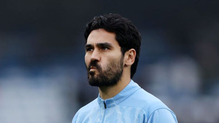 MANCHESTER, ENGLAND - DECEMBER 26: Ilkay Guendogan of Manchester City looks on during the warm up prior to the Premier League match between Manchester City FC and Everton FC at Etihad Stadium on December 26, 2024 in Manchester, England. (Photo by Molly Darlington/Getty Images) Retroscena Romano: “A fine mercato Gundogan è stato offerto a questi due club di Serie A” - immagine 1