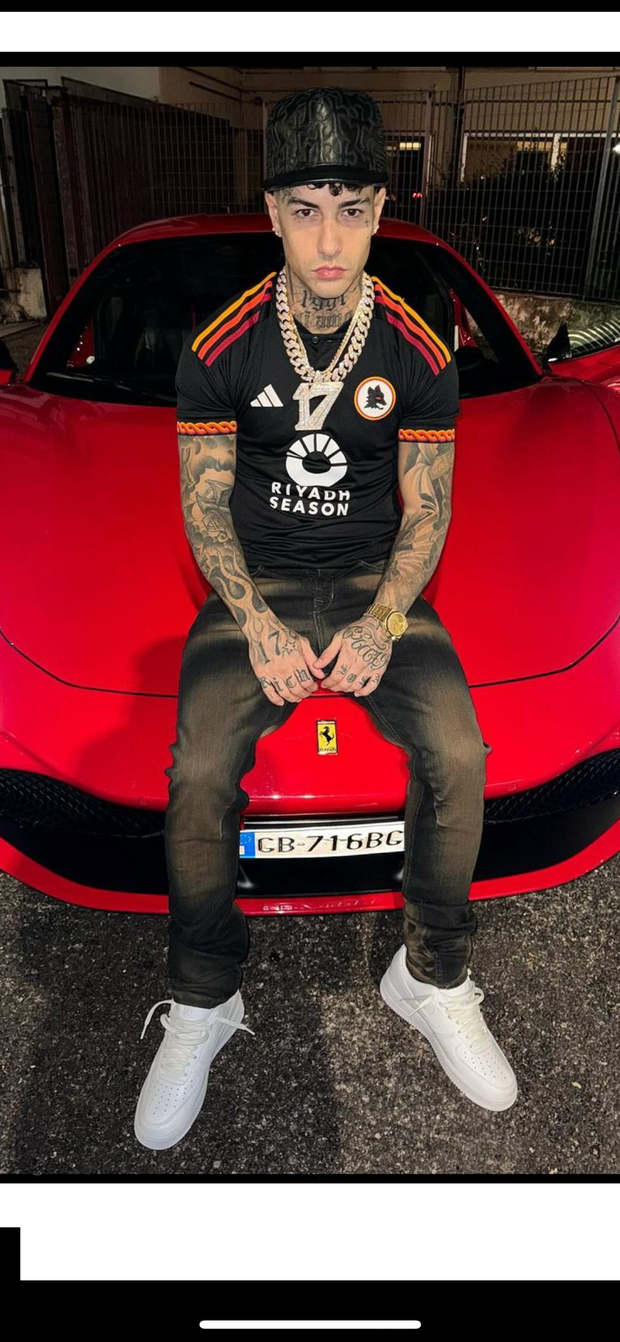 Tony Effe: “Non me ne frega più niente della Roma. Adesso sono laziale”- immagine 2