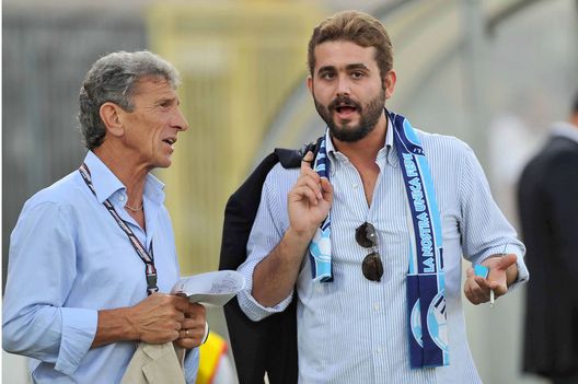 RAVENNA, ITALY - AUGUST 08: Former player Giuseppe Savoldi and Edward De Laurentiis, Napoli's Team Manager during the preseason friendly match between Bologna and Napoli on August 8, 2010 in Ravenna, Italy. (Photo by Roberto Serra/Getty Images) Addio a Beppe Savoldi, il leggendario “Mister due miliardi” del calcio italiano - immagine 1