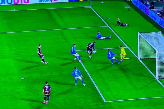 Il Bologna trova il pareggio al 64'. Decisivo, dunque, il gran colpo di tacco di Dan Ndoye, che punisce il Napoli e trova l'1-1. ndoye bologna napoli