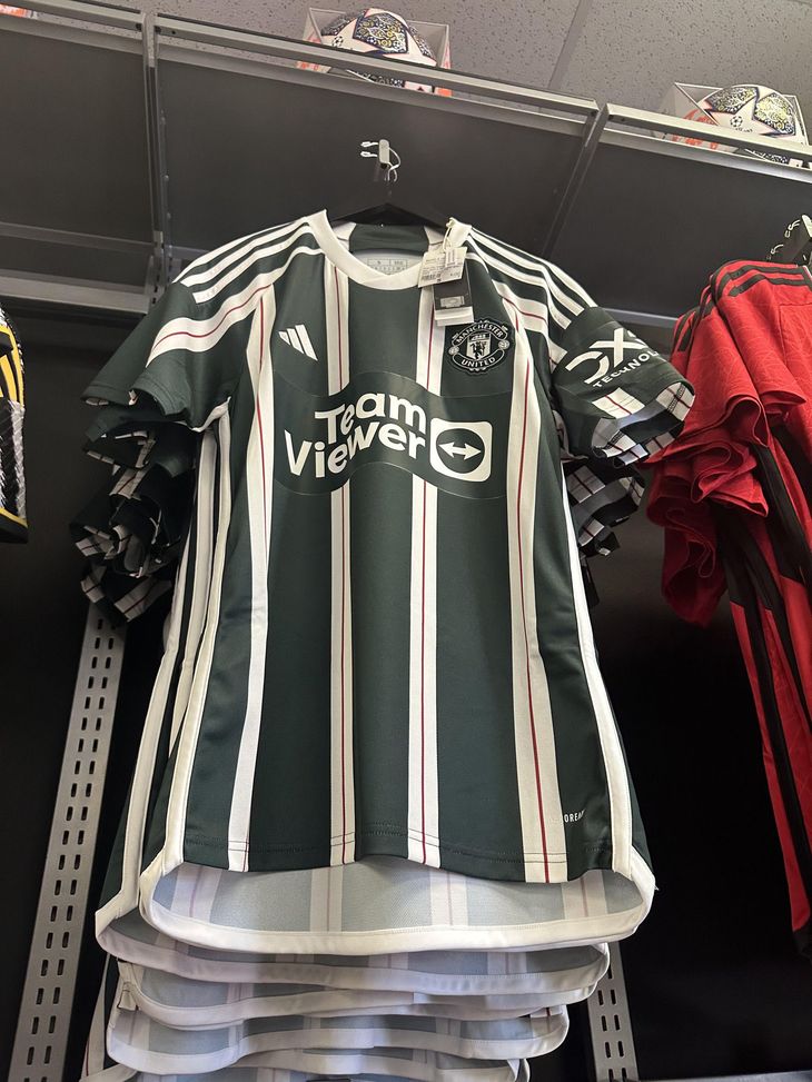 Manchester United, la maglia verde scuro da trasferta “scatena” le proteste dei tifosi- immagine 5