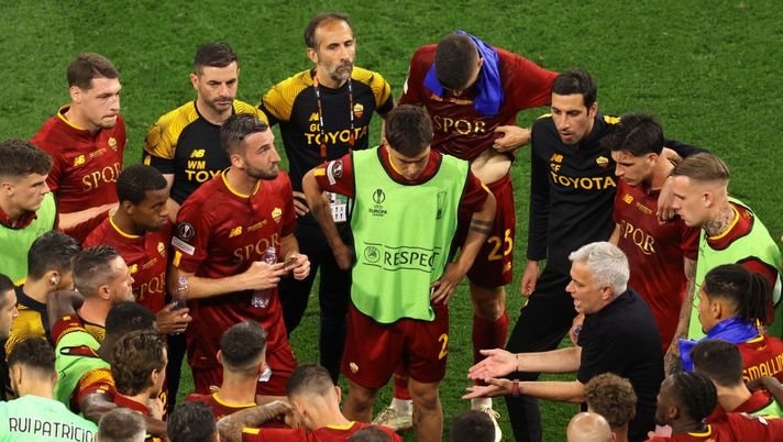 BUDAPEST, HUNGARY - MAY 31: Jose Mourinho, Head Coach of AS Roma, speaks with his team before extra time during the UEFA Europa League 2022/23 final match between Sevilla FC and AS Roma at Puskas Arena on May 31, 2023 in Budapest, Hungary. (Photo by Alex Pantling/Getty Images) Siamo tornati ai tempi di Mou - immagine 1