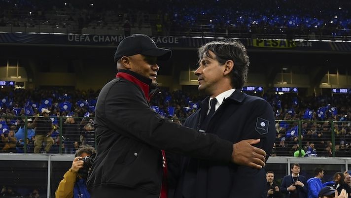 MILAN, ITALY - APRIL 16: Head coach Simone Inzaghi (R) of FC Internazionale salutes head coach Vincent Kompany of FC Bayern Munchen prior to the UEFA Champions League 2024/25 Quarter Final Second Leg match between FC Internazionale Milano and FC Bayern München at San Siro on April 16, 2025 in Milan, Italy. (Photo by Mattia Ozbot - Inter/Inter via Getty Images) Kompany: “Noi tante assenze, ma congratulazioni all’Inter. Inzaghi grande allenatore” - immagine 1