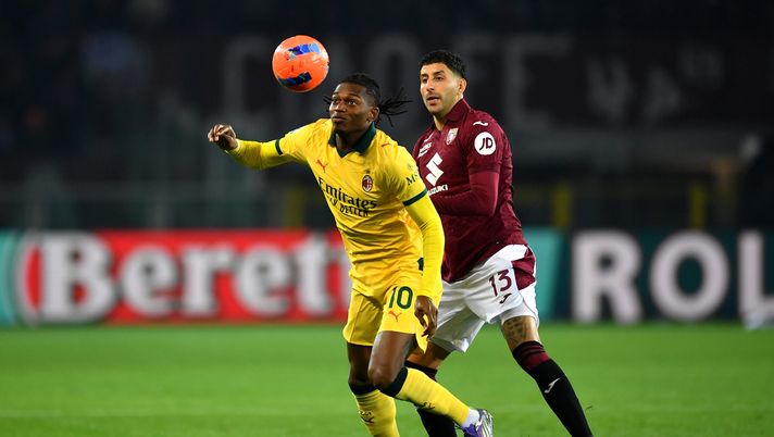 TURIN, ITALY - DECEMBER 08: Rafael Leao of AC Milan battles for possession with Guillermo Maripan of Torino during the Serie A match between Torino FC and AC Milan at Stadio Olimpico di Torino on December 08, 2025 in Turin, Italy. (Photo by Valerio Pennicino/Getty Images) Milan, Leao out contro il Torino: Allegri ridisegna l’attacco - immagine 1