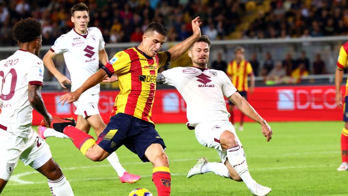 LECCE, ITALY - OCTOBER 28: Nikola Krstovic of Lecce in action during the Serie A TIM match between US Lecce and Torino FC at Stadio Via del Mare on October 28, 2023 in Lecce, Italy. (Photo by Maurizio Lagana/Getty Images) Verso Torino-Lecce: nessuna vittoria per i giallorossi lontani dal Via del Mare - immagine 1