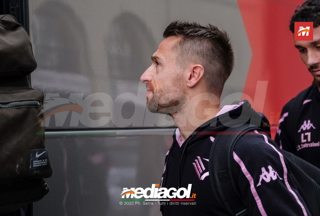 FOTO Palermo: la squadra verso Benevento. Cori e striscioni al “Barbera” (La Gallery) - immagine 35