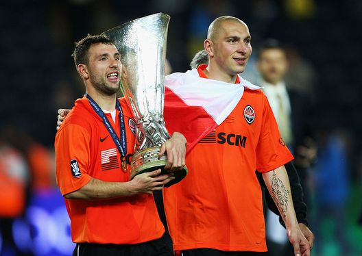 Istanbul, Turchia - 20 maggio 2009: Razvan Rat e Mariusz Lewandowski col trofeo della Coppa UEFA. (Foto di Michael Steele/Getty Images) Besiktas-Shakhtar Donetsk: quale squadra ha vinto più titoli?- immagine 3