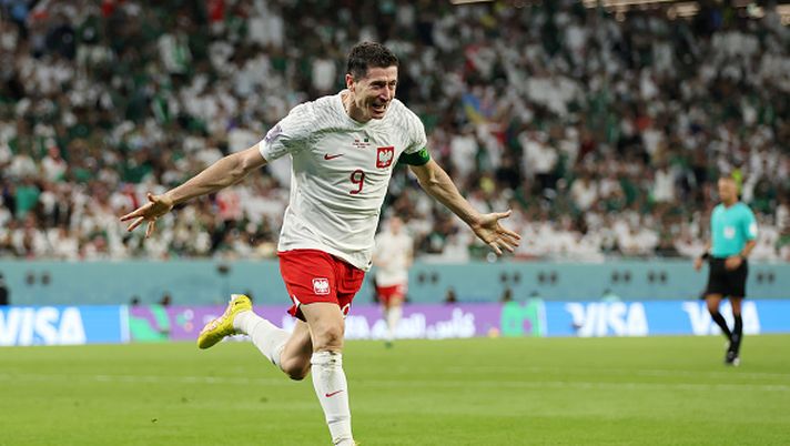AL RAYYAN, QATAR - NOVEMBER 26: Robert Lewandowski of Poland celebrates after scoring their team's second goal during the FIFA World Cup Qatar 2022 Group C match between Poland and Saudi Arabia at Education City Stadium on November 26, 2022 in Al Rayyan, Qatar. (Photo by Lars Baron/Getty Images) Il ritorno di Lewandowski: contro la Finlandia segna il primo gol in stagione e fa 86 con la Polonia - immagine 1