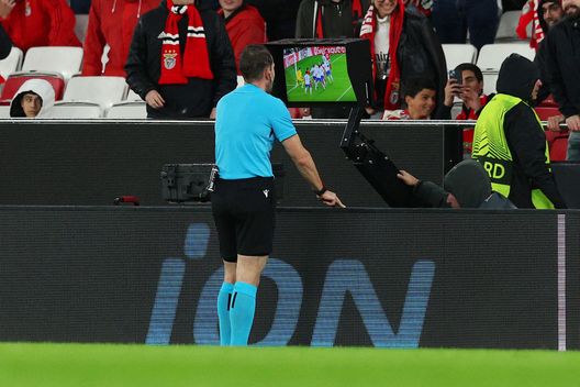 L'arbitro Stieler controlla al Var un'azione nella sfida tra Benfica e Rangers nel 2024 (Foto di Carlos Rodrigues/Getty Images) Caos Var Rayo Barcellona