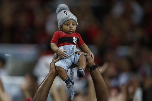 RIO DE JANEIRO, BRASILE - 8 GIUGNO: Un tifoso del Flamengo tiene in braccio un bambino durante una partita del Gruppo A della Copa CONMEBOL Libertadores 2023 tra Flamengo e Racing Club allo stadio Maracanã, l'8 giugno 2023 a Rio de Janeiro, Brasile. (Foto di Wagner Meier/Getty Images) LAFC Flamengo