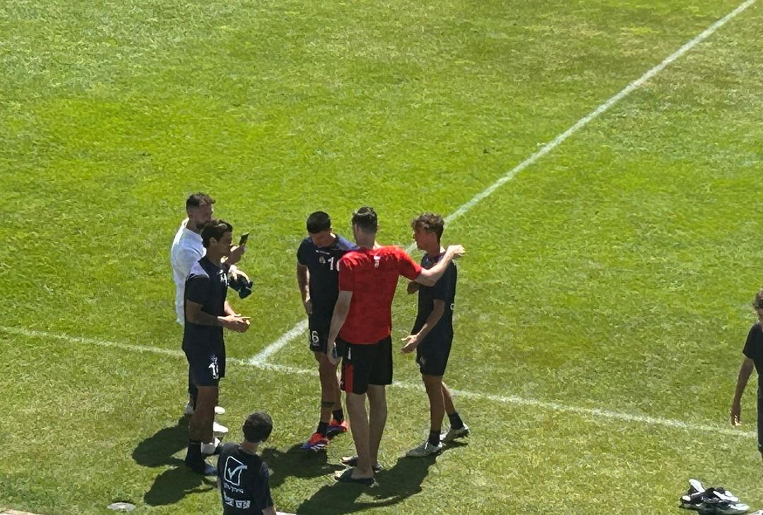 GALLERY Meret concede selfie ai calciatori della Cavese - immagine 5