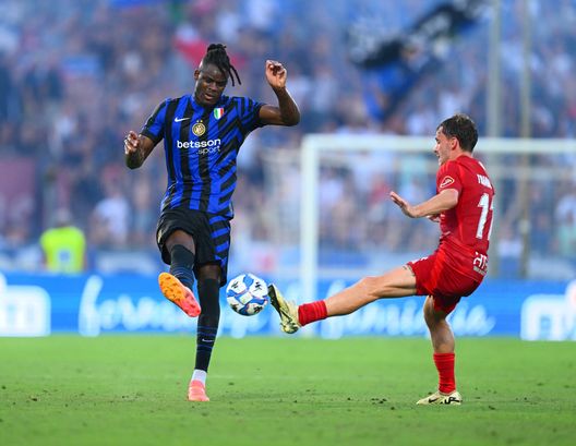 PISA, ITALIA - 2 AGOSTO: Matteo Tramoni del Pisa contro Yann Bisseck dell'Inter all'Arena Garibaldi. (Foto di Mattia Pistoia - Inter/Inter via Getty Images) Cesena-Pisa, i giocatori chiave di Coppa Italia: sarà Shpendi vs Meister?- immagine 2