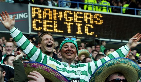 GLASGOW, SCOTLAND - MARCH 28: Celtic fans cheer on their team during the Scottish premier league match between Rangers and Celtic at Ibrox Stadium on March 28, 2004 in Glasgow, Scotland. (Photo by Chris Furlong/Getty Images) ESCLUSIVA Rangers-Celtic, Jack: “Igamane top e Ferguson vuole il tris a Ibrox”- immagine 2