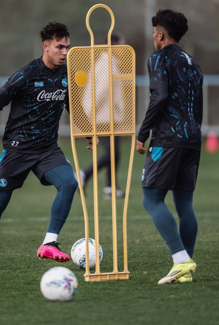 'Dal Brasile a Napoli'. Attraverso un post Instagram, il club campione d'Italia ha celebrato l'arrivo dei suoi due nuovi brasiliani: Giovane e Alisson Santos.