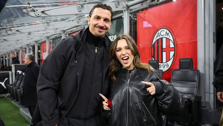 MILAN, ITALY - NOVEMBER 29: Italian Singer Sarah Toscano poses for a picture with AC Milan Senior Advisor to Ownership Zlatan Ibrahimovic during the Serie A match between AC Milan and SS Lazio at Giuseppe Meazza Stadium on November 29, 2025 in Milan, Italy. (Photo by Sara Cavallini/AC Milan via Getty Images) Milan-Sassuolo, i tifosi VIP: quali personaggi famosi tifano per i due club? - immagine 1