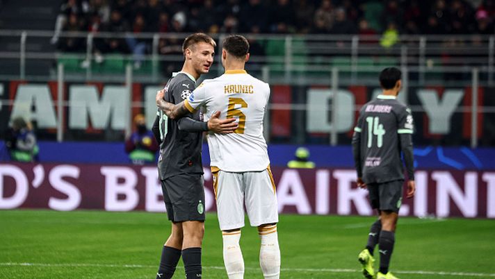 MILAN, ITALY - DECEMBER 11: Francesco Camarda (L) of AC Milan and Rade Krunic (R) of FK Crvena Zvezda looks on during the UEFA Champions League 2024/25 League Phase MD6 match between AC Milan and FK Crvena Zvezda at Stadio San Siro on December 11, 2024 in Milan, Italy. (Photo by Giuseppe Cottini/AC Milan via Getty Images) Testa alta Krunic: “La Stella Rossa meritava di più” - immagine 1