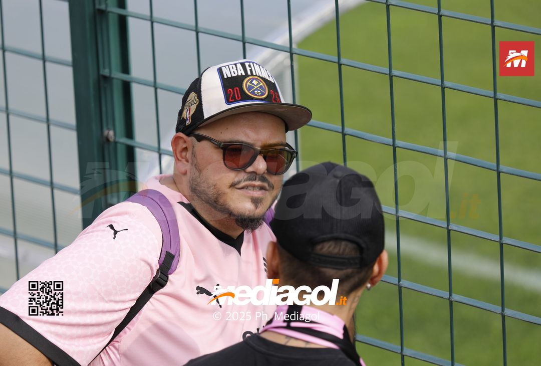 FOTO, Ritiro Palermo: i primi tifosi a Chatillon, c’è anche un cane rosanero - immagine 11