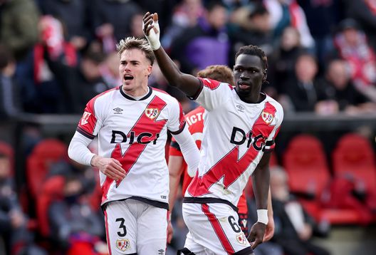 MADRID, SPAGNA - 24 GENNAIO: Pathe Ciss del Rayo Vallecano celebra il primo gol della sua squadra durante la partita LaLiga EA Sports tra Rayo Vallecano de Madrid e CA Osasuna all'Estadio de Vallecas il 24 gennaio 2026 a Madrid, Spagna. (Foto di Florencia Tan Jun/Getty Images) Ciss ritorna al Rayo, ma il club non celebra il campione d’Africa. Il club spiega: “Era una giornata di lutto”- immagine 2