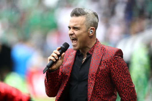 Robbie Williams all'inaugurazione dei Mondiali 2018 in Russia (Photo by Ryan Pierse/Getty Images) Mondiale per Club, Robbie Williams e Laura Pausini canteranno l’inno ufficiale della Fifa- immagine 2