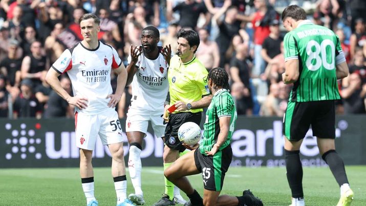 Fikayo Tomori, difensore AC Milan, espulso durante Sassuolo-Milan di Serie A