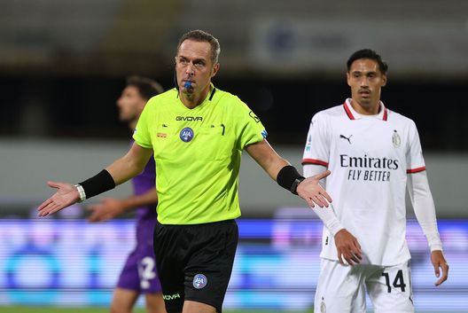 FLORENCE, ITALY - OCTOBER 6: Luca Pairetto referee gestures during the Serie match between Fiorentina and Milan at Stadio Artemio Franchi on October 6, 2024 in Florence, Italy. (Photo by Gabriele Maltinti/Getty Images) Calvarese: “A Firenze Pairetto ha avuto un giudizio omogeneo”- immagine 2