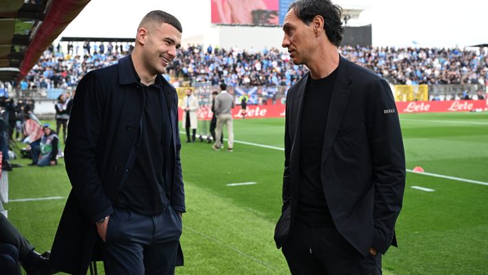 MONZA, ITALY - APRIL 19: Alessandro Buongiorno talking with Alessandro Nesta before the Serie A match between Monza and Napoli at U-Power Stadium on April 19, 2025 in Monza, Italy. (Photo by SSC NAPOLI/SSC NAPOLI via Getty Images) FOTO Il Napoli vince soffrendo a Monza. Buongiorno carica i suoi: “Insieme!” - immagine 1
