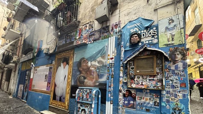 Il telecronista inglese Summerton: “Consiglio a tutti di vedere un match a Napoli” - immagine 1