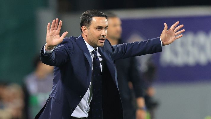 FLORENCE, ITALY - MAY 18: Head coach Raffaelel Palladino manager of ACF Fiorentina gestures during the Serie A match between Fiorentina and Bologna at Stadio Artemio Franchi on May 18, 2025 in Florence, Italy. (Photo by Gabriele Maltinti/Getty Images) Ma Palladino? Rischia davvero di rimanere a piedi, ci prova il Parma - immagine 1