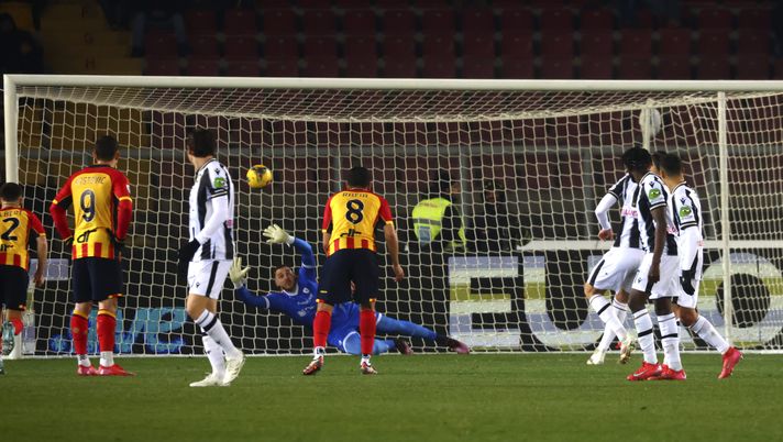 LECCE, ITALY - FEBRUARY 21: Lorenzo Lucca of Udinese scores a penalty during the Serie A match between Lecce and Udinese at Stadio Via del Mare on February 21, 2025 in Lecce, Italy. (Photo by Maurizio Lagana/Getty Images) Udinese News – Altri due recuperi per Di Francesco! L’analisi attuale - immagine 1